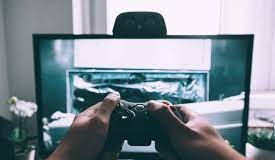 8 Remarkable Multiplayer Smartphone Games of 2023 Friends playing a multiplayer game on smartphones